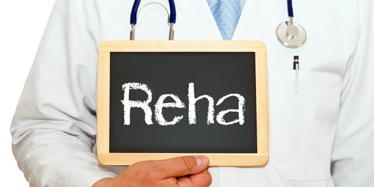Header Image Arzt hält ein Schild mit REHA Schriftzug