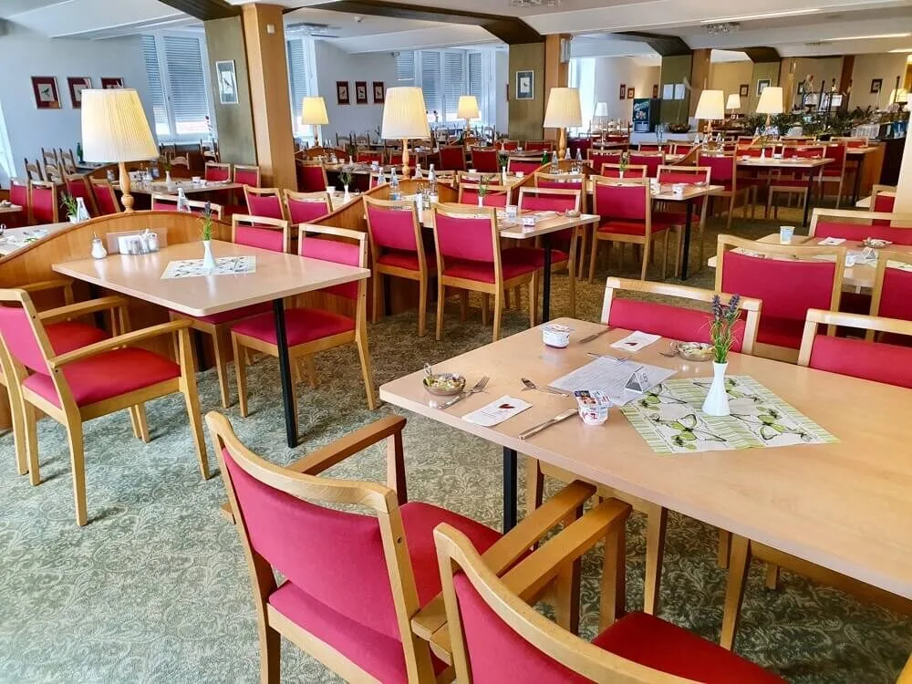 Großer Speisersaal auf der C-Etage mit Stühlen und Tischen
