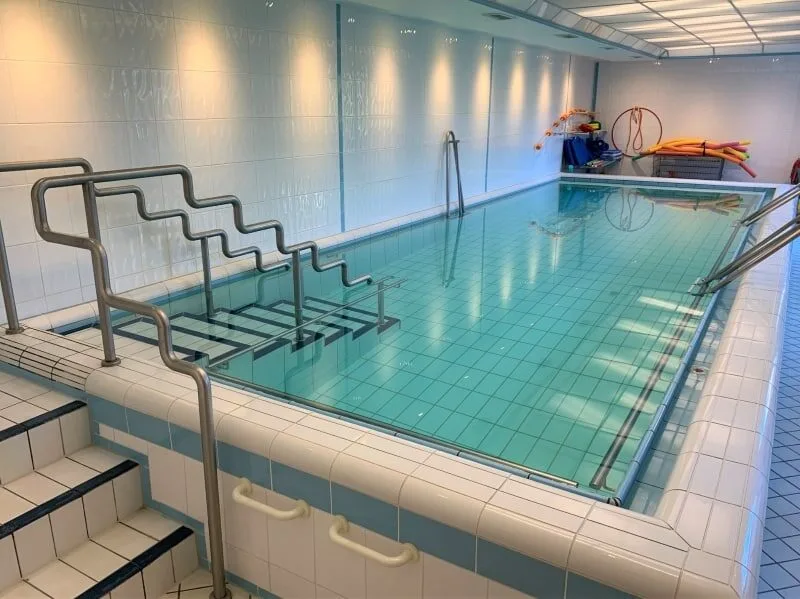Therapiebereich mit Bewegungsbad (Wasserbecken)