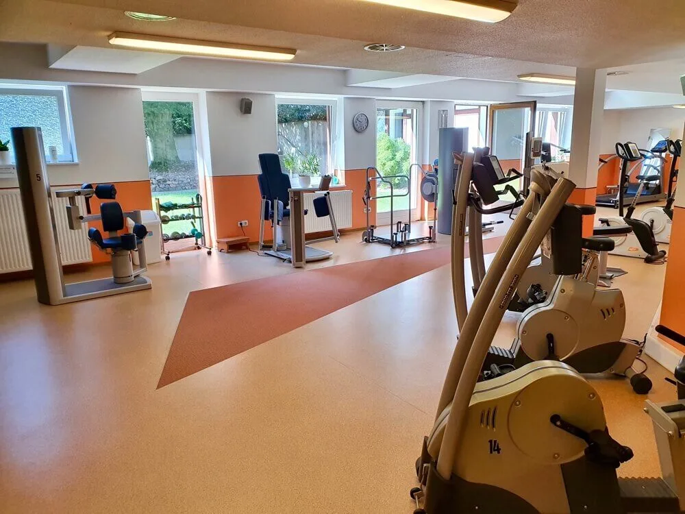 Therapiebereich MTT-Sportraum mit Sportgeräten